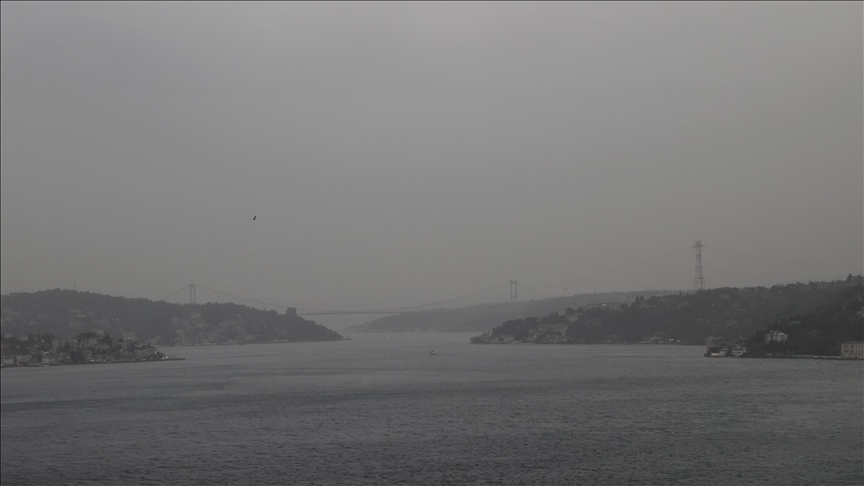 İstanbul Boğazı'nda gemi trafiği çift yönlü kapatıldı, bazı vapur seferleri iptal edildi