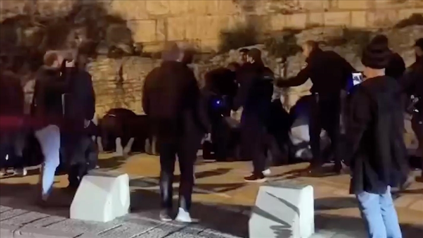الشرطة الإسرائيلية تعتدي على مصلين قرب باحات المسجد الأقصى