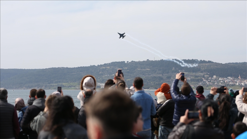 تركيا.. فريق "سولو تورك" يستعرض مهاراته بسماء تشناق قلعة