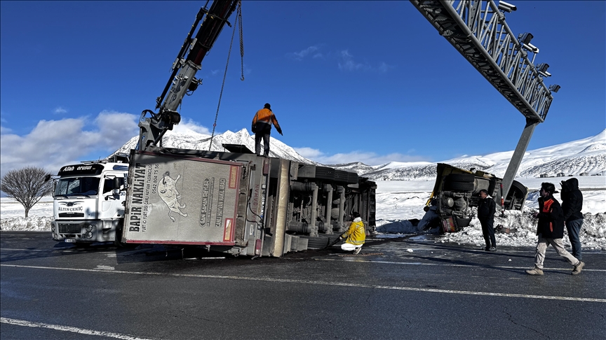 Li Bidlîsê du TIRên ku dewar lê barkirî bûn, welgeriyan