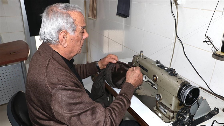 Yarım asırlık terzilik mesleğini huzurevinde sürdürüyor
