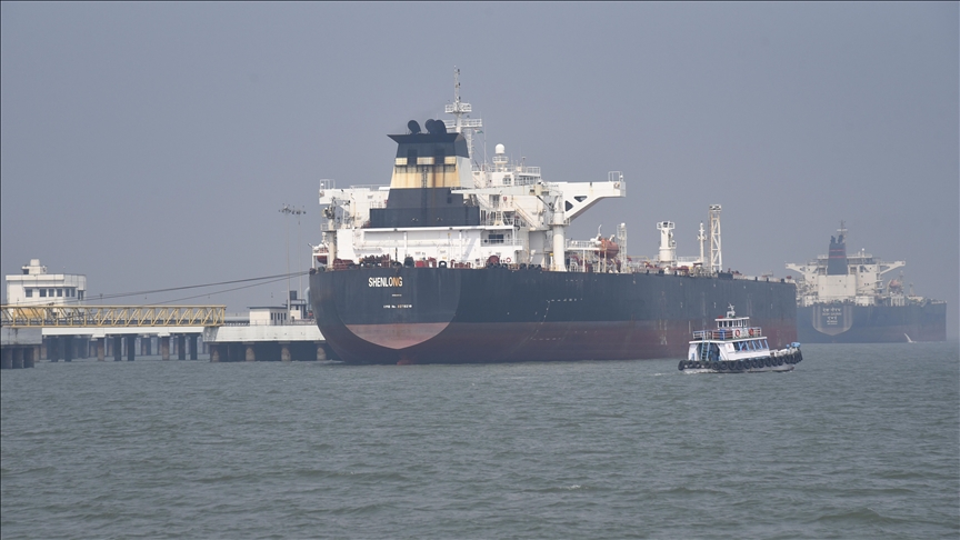 Tanker sustains minor structural damage from unknown projectile near United Arab Emirates