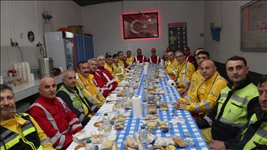 Çalışma ve Sosyal Güvenlik Bakanı Işıkhan, bakır madeninde işçilerle sahur yaptı