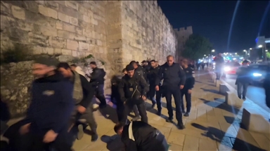 Policia izraelite sulmon palestinezët që tentuan të falin teravinë pranë Xhamisë Al-Aksa