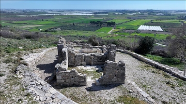 Sillyon Antik Kenti'nde Osmanlı döneminde köy meydanı olarak kullanılan alan belirlendi