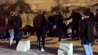 İsrail polisi, Eski Şehir surları önünde teravih kılmak isteyen Filistinlilere saldırdı