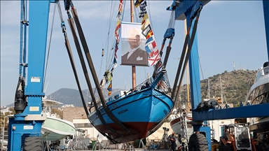 Bodrum'un son sünger avcısı "Aksona Mehmet" 64 yıllık teknesini denize indirdi