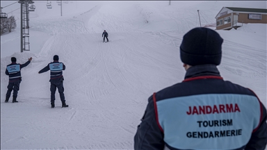 JAK ve turizm jandarması Palandöken'de kayak güvenliği için yoğun mesai yapıyor
