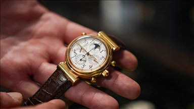 Hassas ameliyatlara saat tamir ederek hazırlanıyor