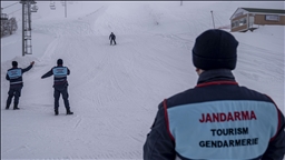 JAK ve turizm jandarması Palandöken'de kayak güvenliği için yoğun mesai yapıyor