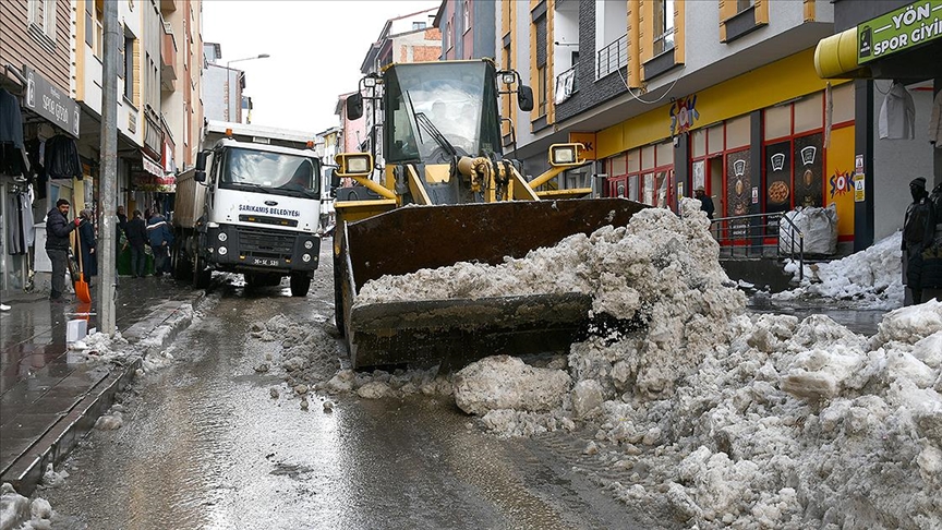 Kars'ta kar ve buz kütleleri yerleşim yeri dışına taşınıyor