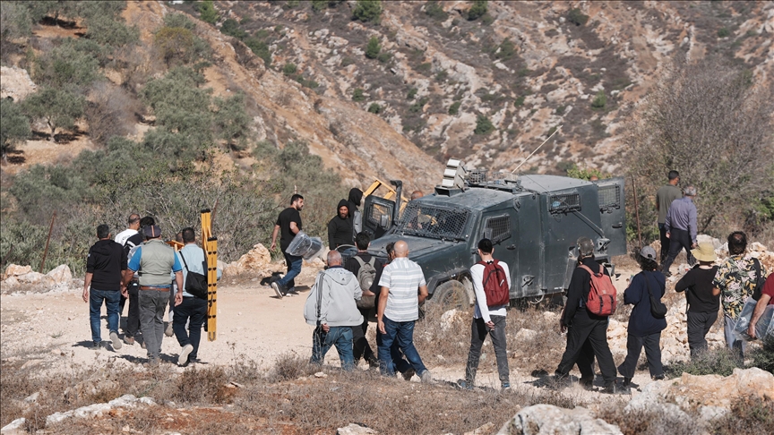 الضفة.. مستوطنون يصيبون 4 فلسطينيين ويخطفون 3 بهجوم في الخليل