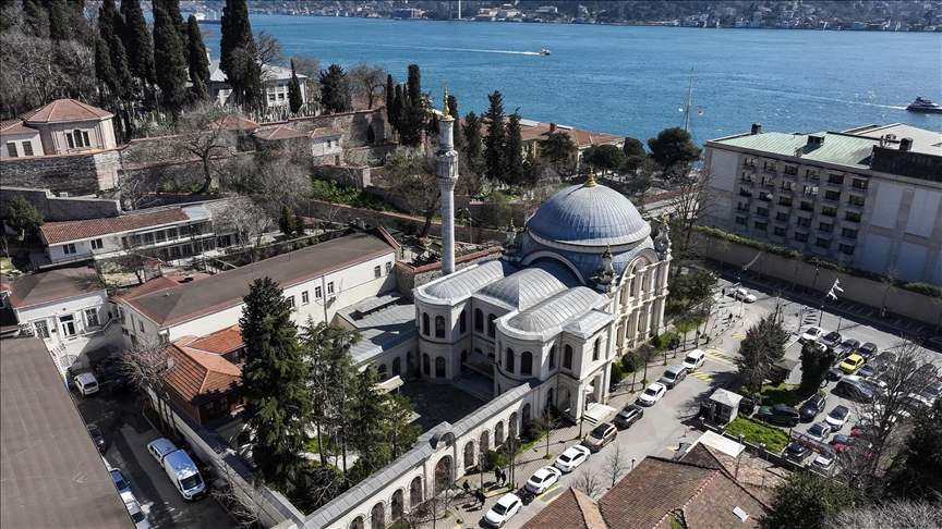 جامع كوجوك مجيدية.. "جار القصور" بإطلالة على البحر وسط إسطنبول (تقرير)