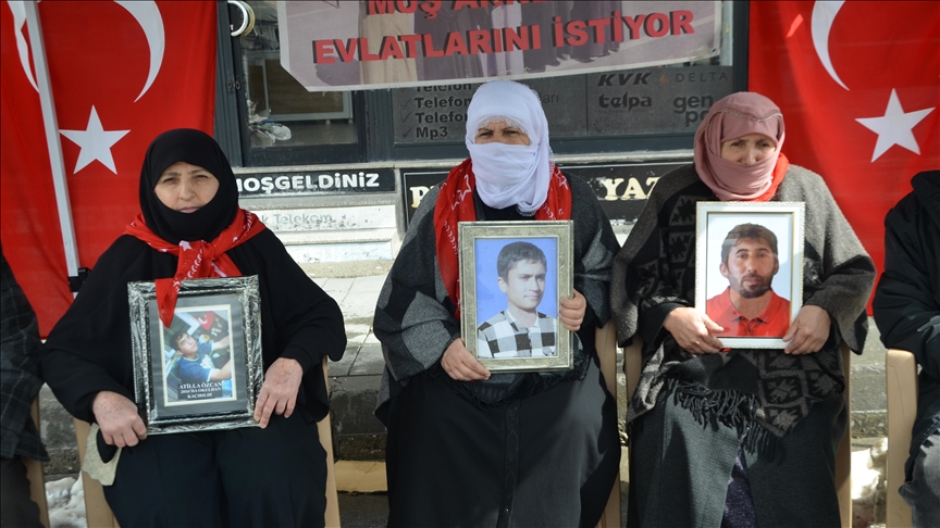 Li Mûşê malbatên dixwazin bigihêjin ewladên xwe çalakiya li ber avahiya DEM Partiyê didomînin