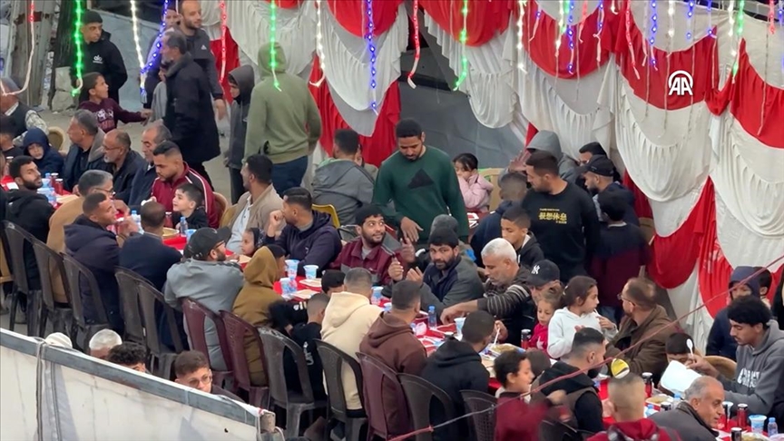 palestinezet-e-zhvendosur-ne-gaza-organizojne-iftar-te-perbashket-mes-rrenojave-te-kampit-jabalia