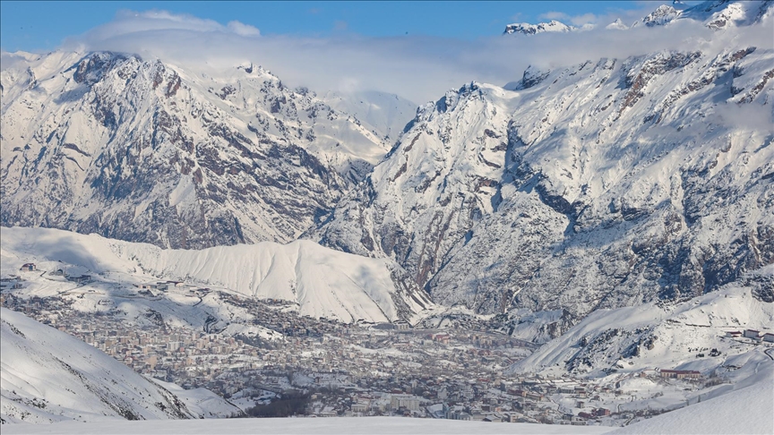 Hakkari'de beyaz örtüyle kaplı dağlardaki kar manzarası dronla görüntülendi