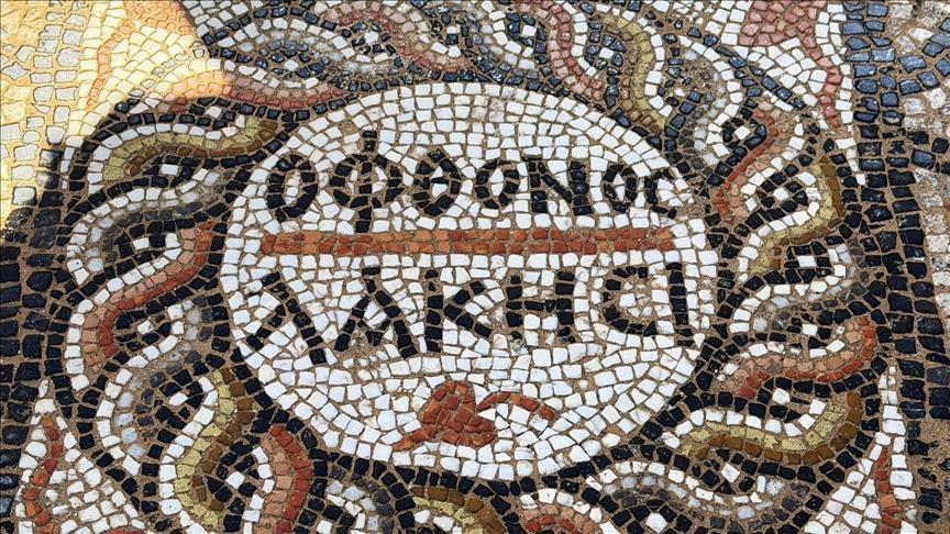 Descubierto en Türkiye un mosaico de los siglos IV-VI con la inscripción «que los envidiosos exploten de envidia»