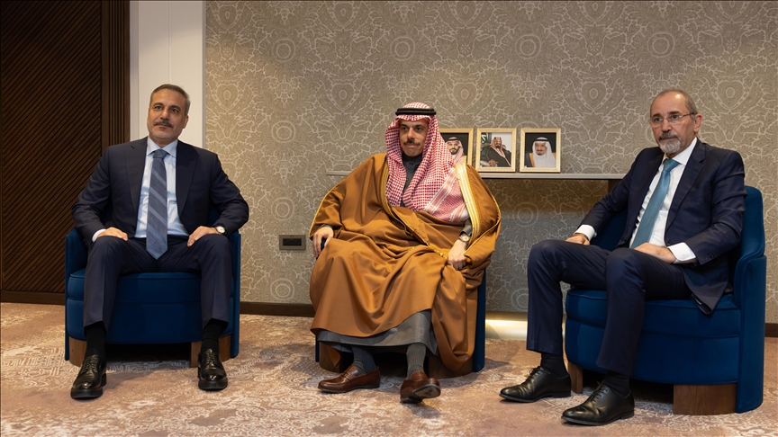 فيدان يعقد اجتماعا مع نظيريه السعودي والأردني في الرياض