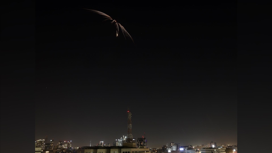 İsrail basını: İran'ın füze saldırısı nedeniyle Tel Aviv yakınlarındaki Ramat Gan'da 2 kişi öldü