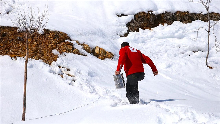 Karlı sokakları aşan Kızılay ekipleri, 165 haneye iftarlık ulaştırıyor