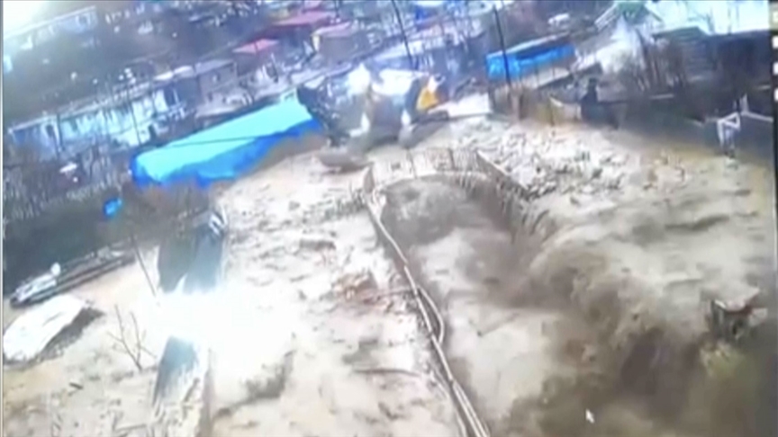 Şırnak'ta selden vatandaşların son anda kurtulmaları güvenlik kamerasınca kaydedildi