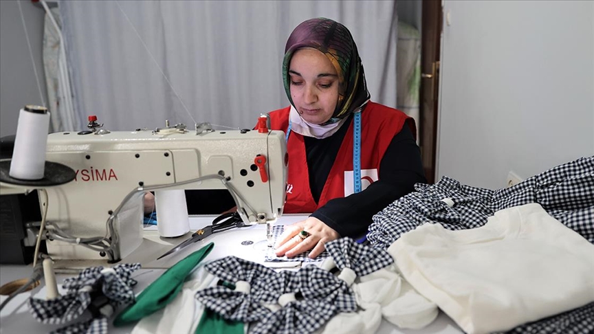 Depremzede anne, Türk Kızılay gönüllüsü olarak kız çocuklarına bayramlık dikti