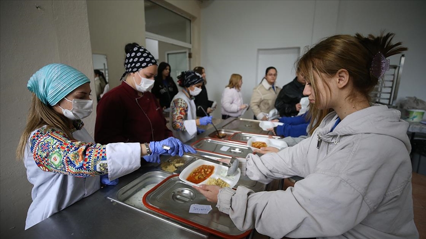 Balıkesir'de meslek liseliler günlük 600 kişilik yemek üretiyor