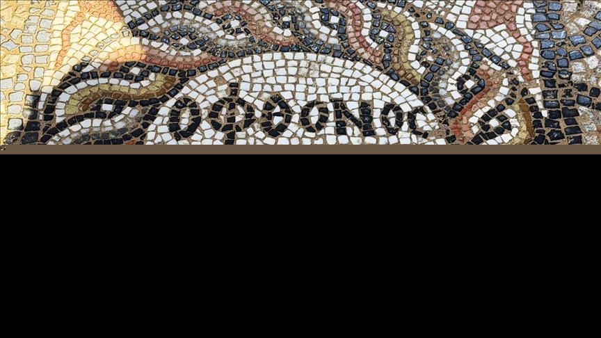 Li kevnebajarekî 3 hezar salî mozaîkek ku li serê "bila hesûd biteqin" nivîsandî hat dîtin