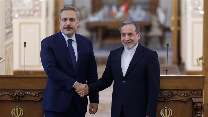 هاکان فیدان دوایین دۆخی جەنگی لەگەڵ هاوتا ئێرانییەکی عەباس عەراقچی تاوتوێ کرد