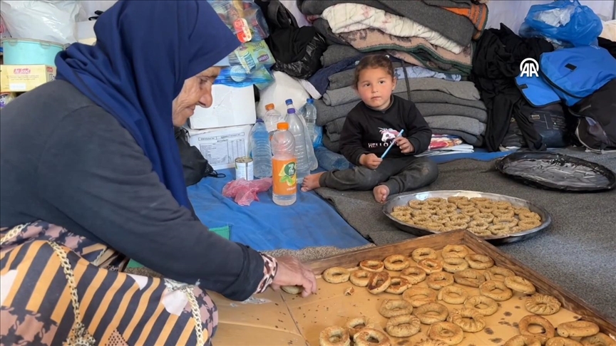 Gazze’de yerinden edilen aileler imkansızlıklara rağmen bayram çöreği geleneğini yaşatıyor