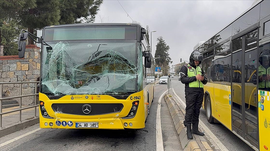 Üsküdar'da iki İETT otobüsünün karıştığı kazada yolcular tahliye edildi