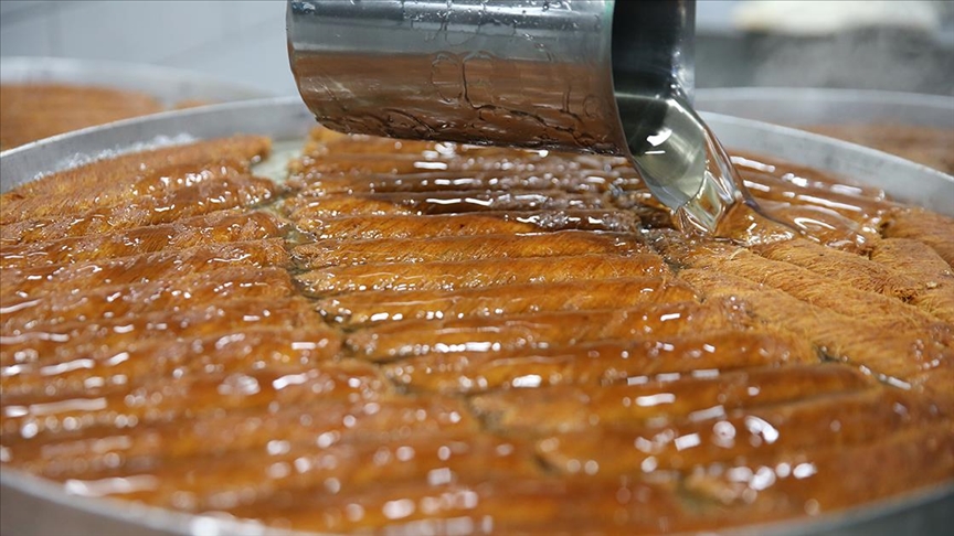 Diyarbakır'da "bayramda sofralar tatlansın" diye kadayıf üreticilerinden vardiyalı çalışma