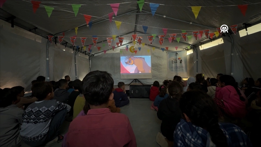 İsrail'in saldırı ve yıkımı altında büyüyen Gazzeli çocukların yüzü çadır sinemasıyla güldü