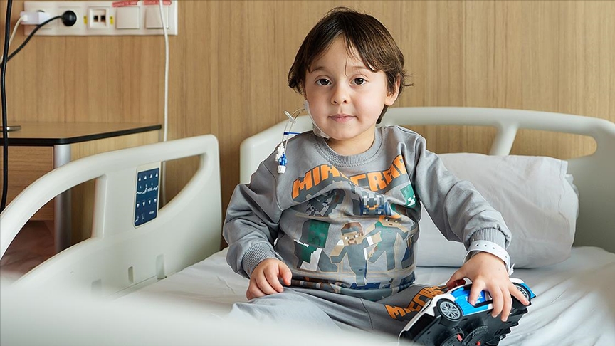 Muş'ta hemolitik anemi tanısı konan 3 yaşındaki çocuk, ambulans uçakla getirildiği Ankara'da iyileşti