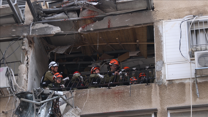 عالقون بمبنى متضرر في كريات شمونة الإسرائيلية إثر صواريخ من لبنان 