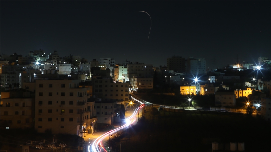 Les Émirats arabes unis annoncent l’interception de missiles et de drones iraniens par leurs défenses aériennes