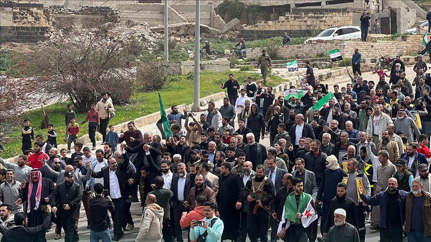 بمشاركة رسمية.. آلاف السوريين يحيون ذكرى الثورة بمسيرة في درعا 