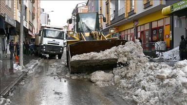 Kars'ta kar ve buz kütleleri yerleşim yeri dışına taşınıyor