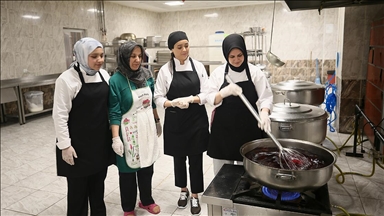 Üniversite öğrencileri "Ninemin Tarifleri Atölyesi" ile yöresel yemekleri öğreniyor