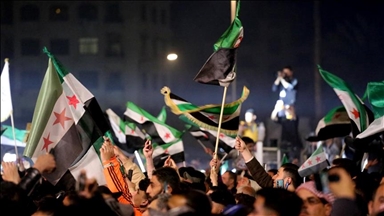 Mijëra njerëz shënojnë 15-vjetorin e revolucionit sirian me tubim në Daraa