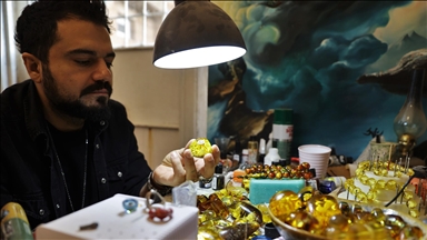 بإبرة وصبر.. فنان ينحت معالم تركيا داخل حبّات السبّحة