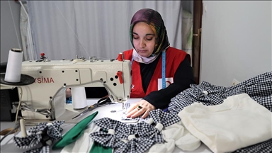 Depremzede anne, Türk Kızılay gönüllüsü olarak kız çocuklarına bayramlık dikti