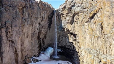 Sûlava Yaşar Kemal a li Wanê ya ku havînê miçiqîbû ji nû va diherike