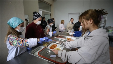 Balıkesir'de meslek liseliler günlük 600 kişilik yemek üretiyor
