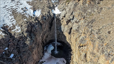 Yazın kuruyan Van'daki Yaşar Kemal Şelalesi yeniden akmaya başladı