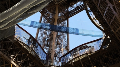 Privremeni viseći most otvoren za ljubitelje adrenalina na Eiffelovom tornju u Parizu