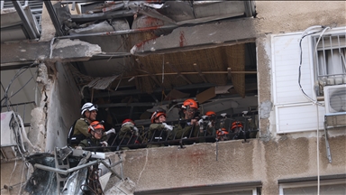 عالقون بمبنى متضرر في كريات شمونة الإسرائيلية إثر صواريخ من لبنان 