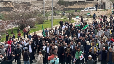 بمشاركة رسمية.. آلاف السوريين يحيون ذكرى الثورة بمسيرة في درعا 