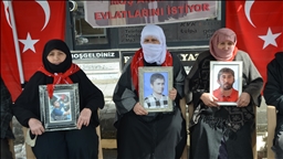 Li Mûşê malbatên dixwazin bigihêjin ewladên xwe çalakiya li ber avahiya DEM Partiyê didomînin