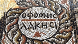 Descubierto en Türkiye un mosaico de los siglos IV-VI con la inscripción «que los envidiosos exploten de envidia»